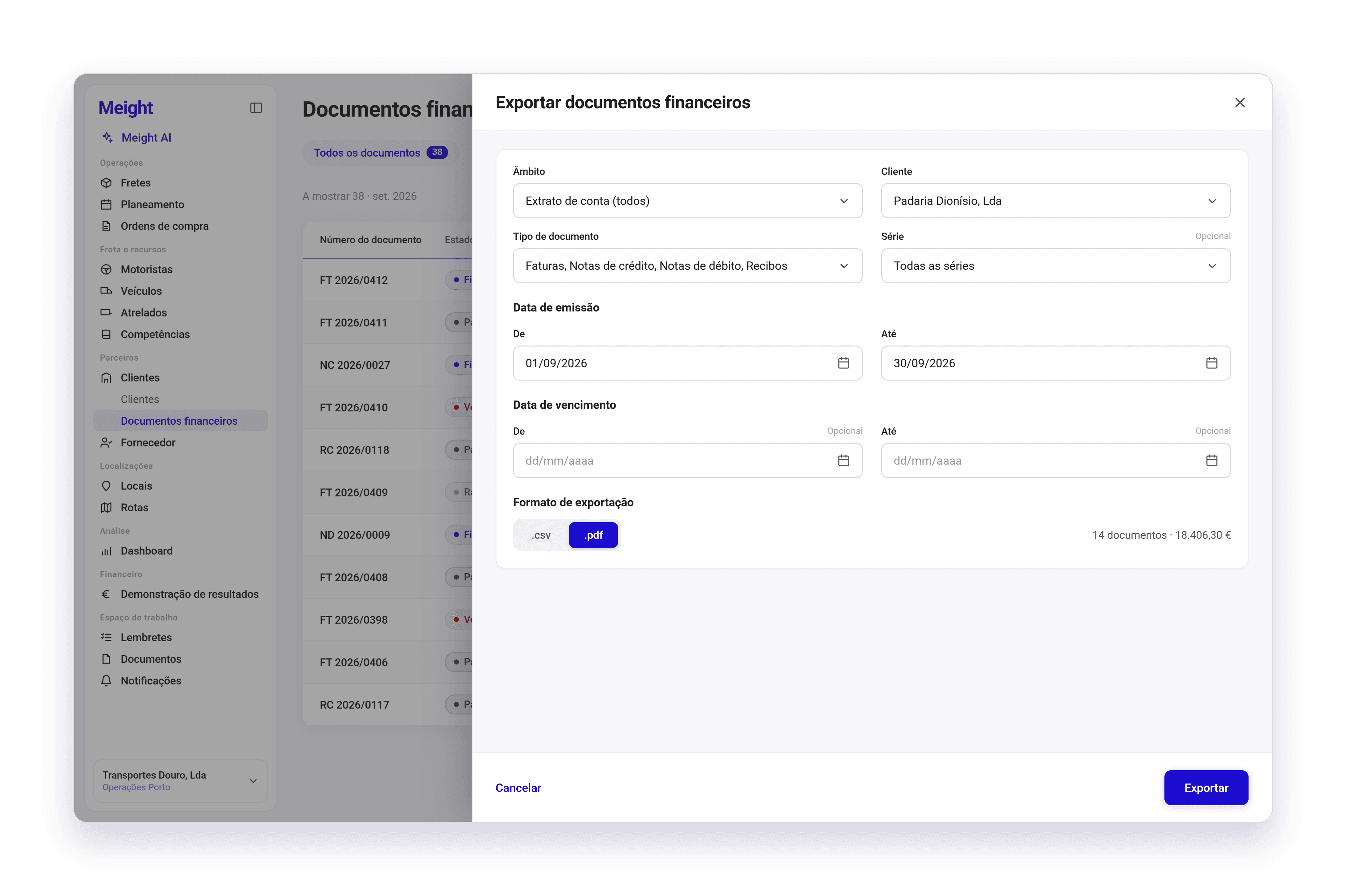 O painel Exportar documentos financeiros na Meight, com o âmbito, o cliente, o tipo de documento e a série no topo, um intervalo de data de emissão e um intervalo opcional de data de vencimento por baixo, e a escolha entre .csv e .pdf no fundo. Ao lado do formato, uma linha mostra quantos documentos correspondem e o respetivo total.
