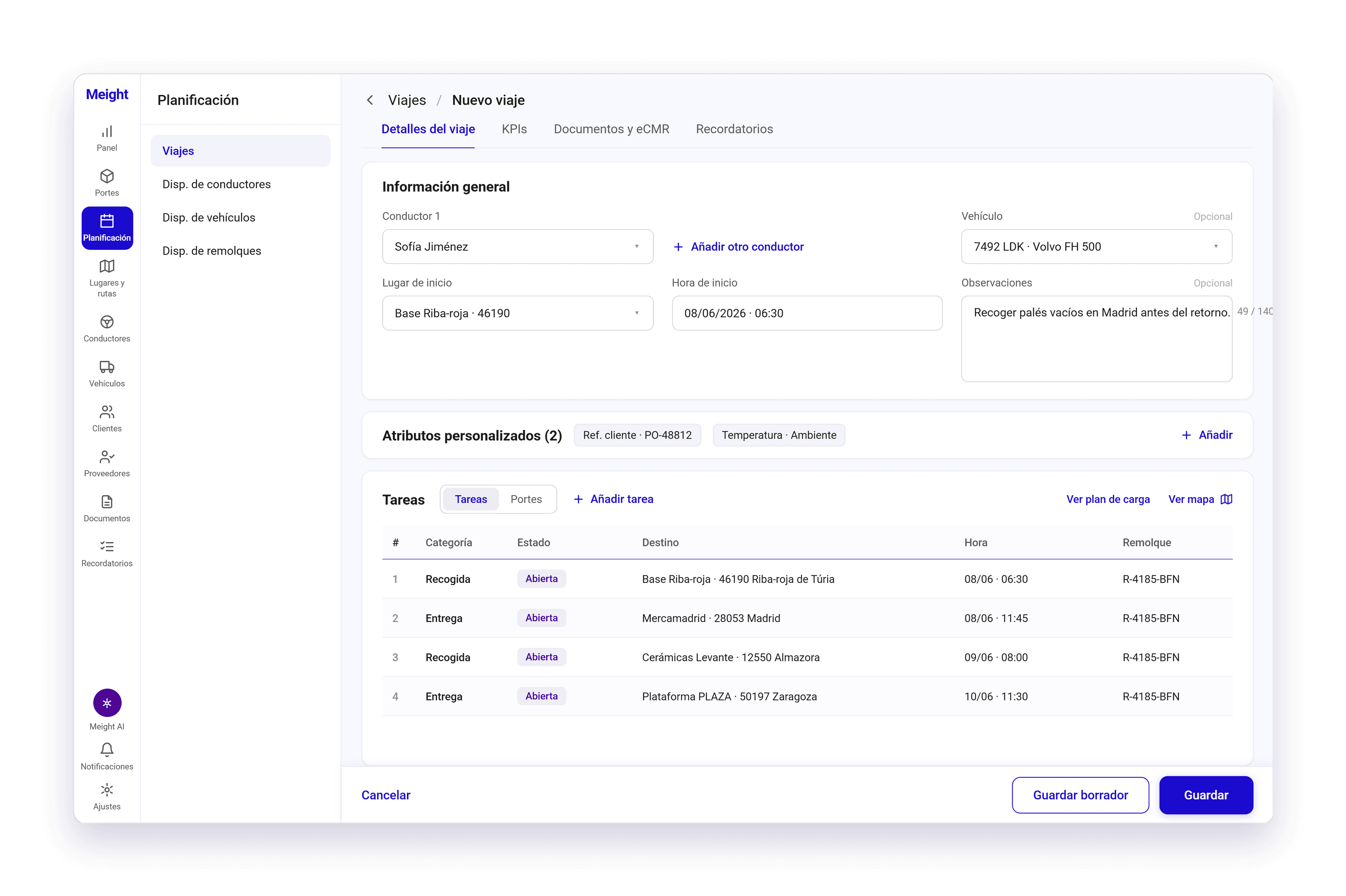 El formulario Nuevo viaje en Meight. Información general tiene el conductor, el vehículo, el lugar y la hora de inicio y las observaciones, con la opción de añadir otro conductor. Debajo, la tabla de Tareas lista cuatro recogidas y entregas en orden, cada una con destino, hora y remolque, y los botones Guardar borrador y Guardar están al final.